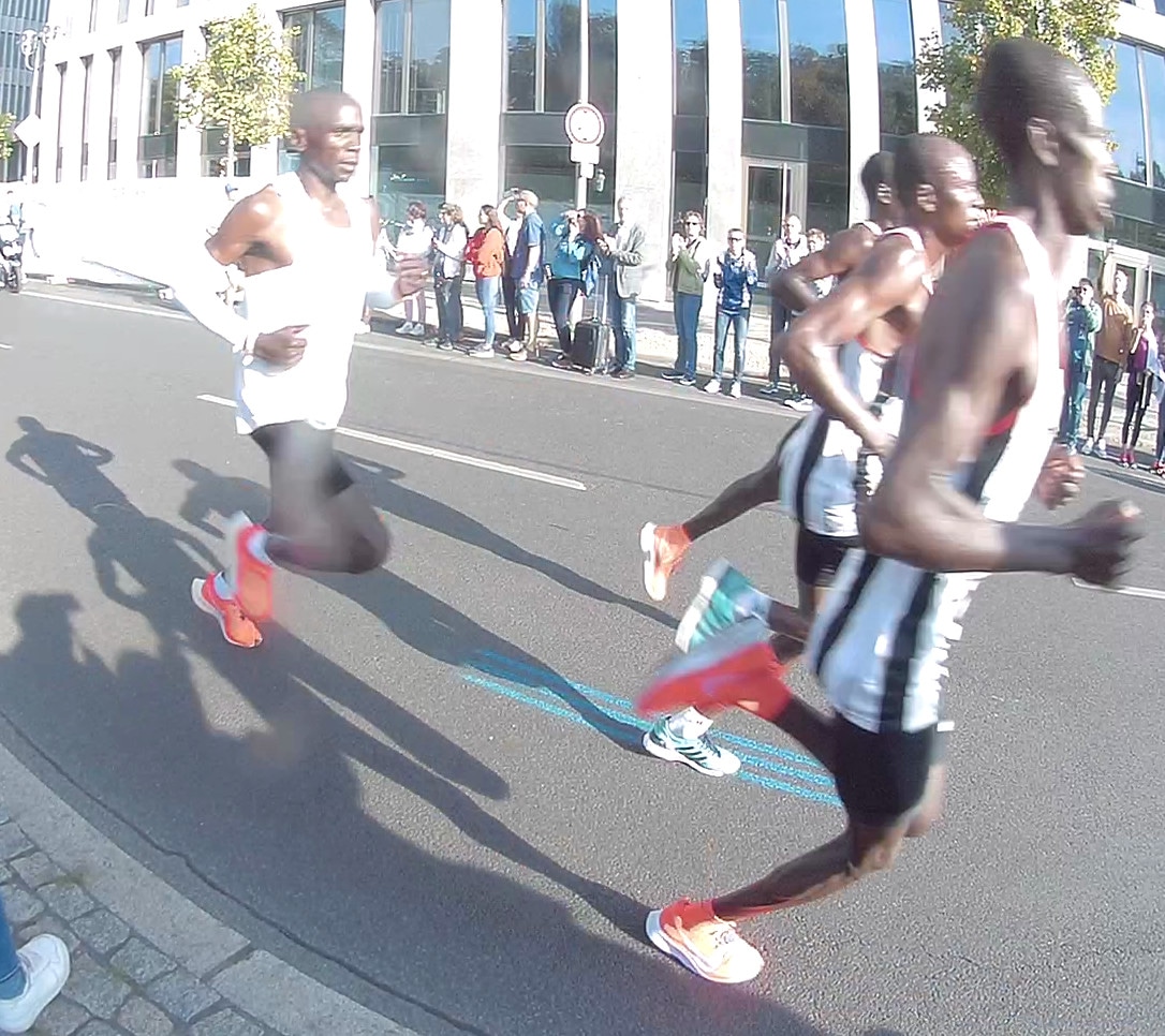 Eliud Kipchoge leading the pack at the 2018 Berlin Marathon